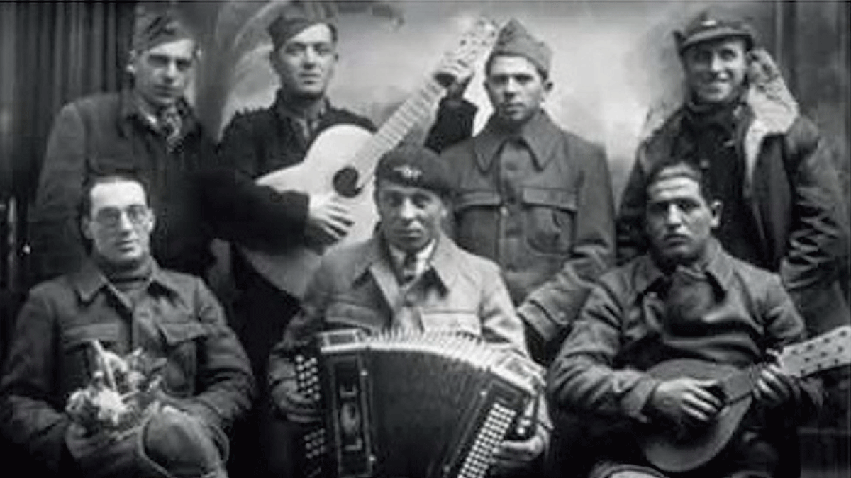 Los soldados combatían el terror recordando aquellas canciones que eran populares entonces en España.