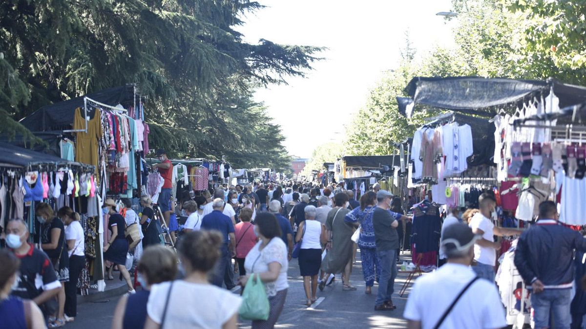 El rastro se recuperó a principios del mes de agosto tras suspenderse en marzo. | SAÚL ARÉN El rastro se recuperó a principios del mes de agosto tras suspenderse en marzo. | SAÚL ARÉN
