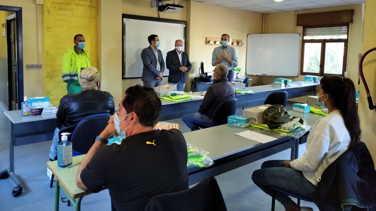 Reunión entre responsables municipales y los nuevos trabajadores del Ayuntamiento de San Andrés. | L.N.C.