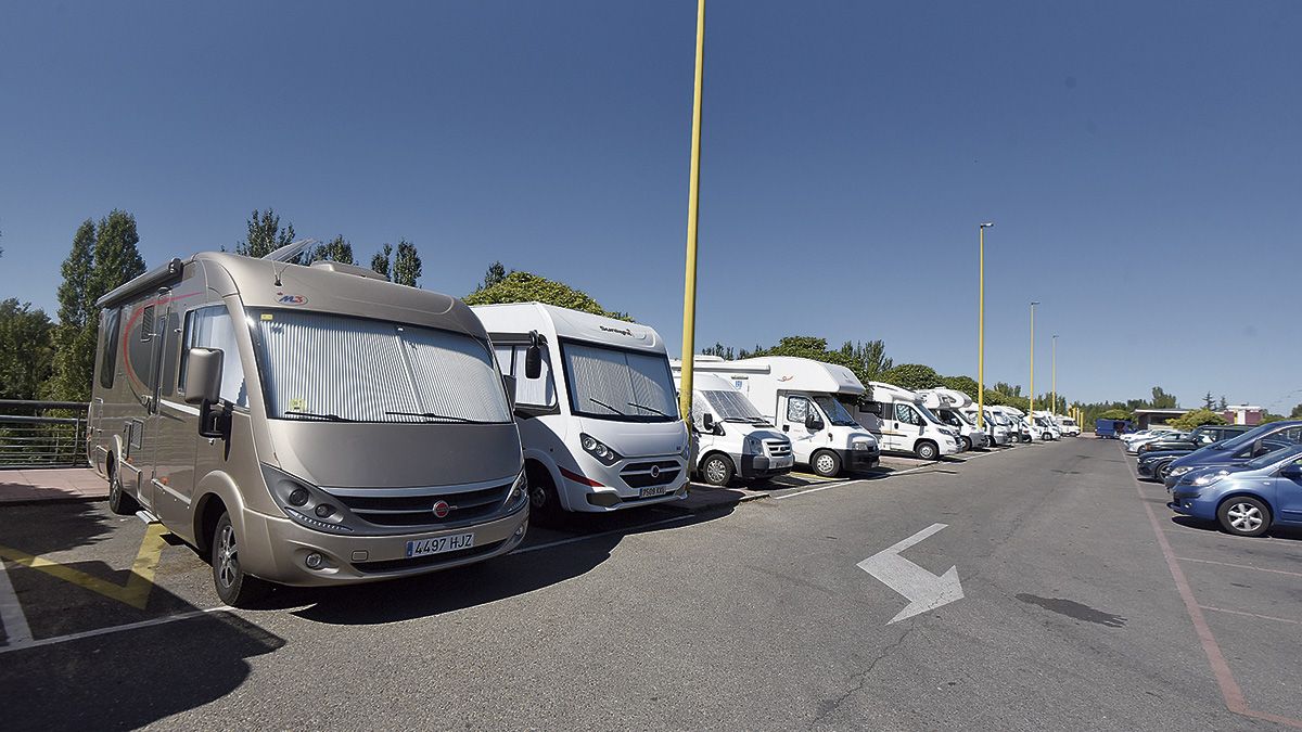 Varias autocaravanas en el área de servicio y estacionamiento de León capital, en la avenida Peregrinos. | SAÚL ARÉN