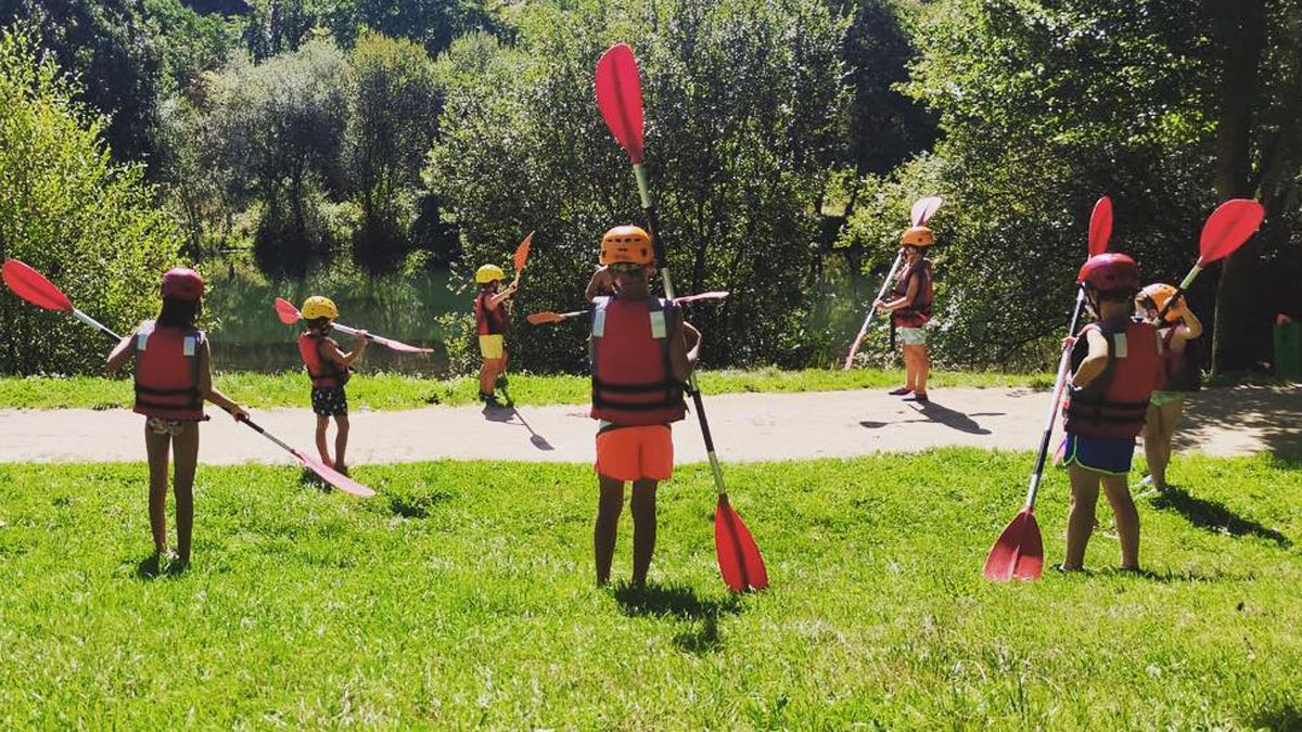 Niños practicando antes de entrar al río en sus piraguas en una actividad en el Bierzo.