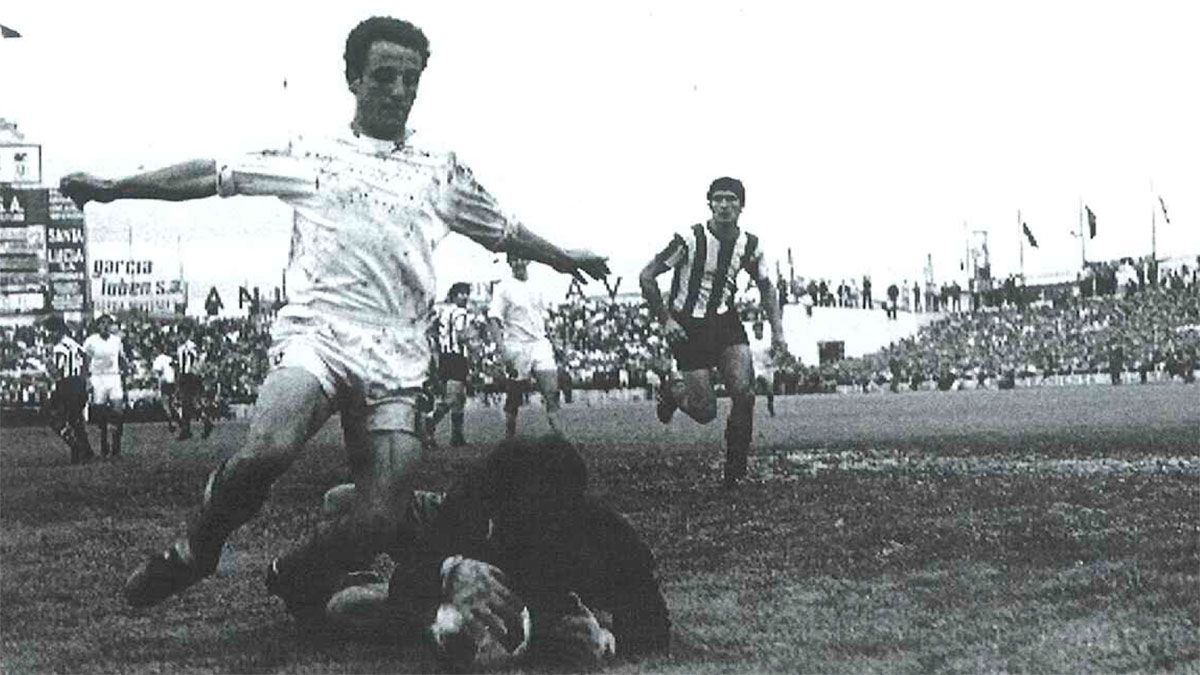 Marianín, durante un partido con la Cultural en el antiguo estadio Antonio Amilivia. | FOTOGRAFÍA CÉSAR