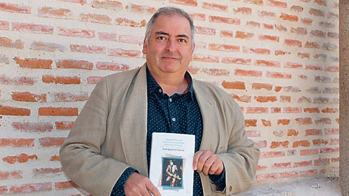 José Ignacio García posa con su más reciente publicación.