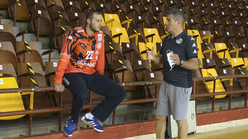Cadenas y Ghebdane charlan antes del último entrenamiento del equipo leonés. | MAURICIO PEÑA