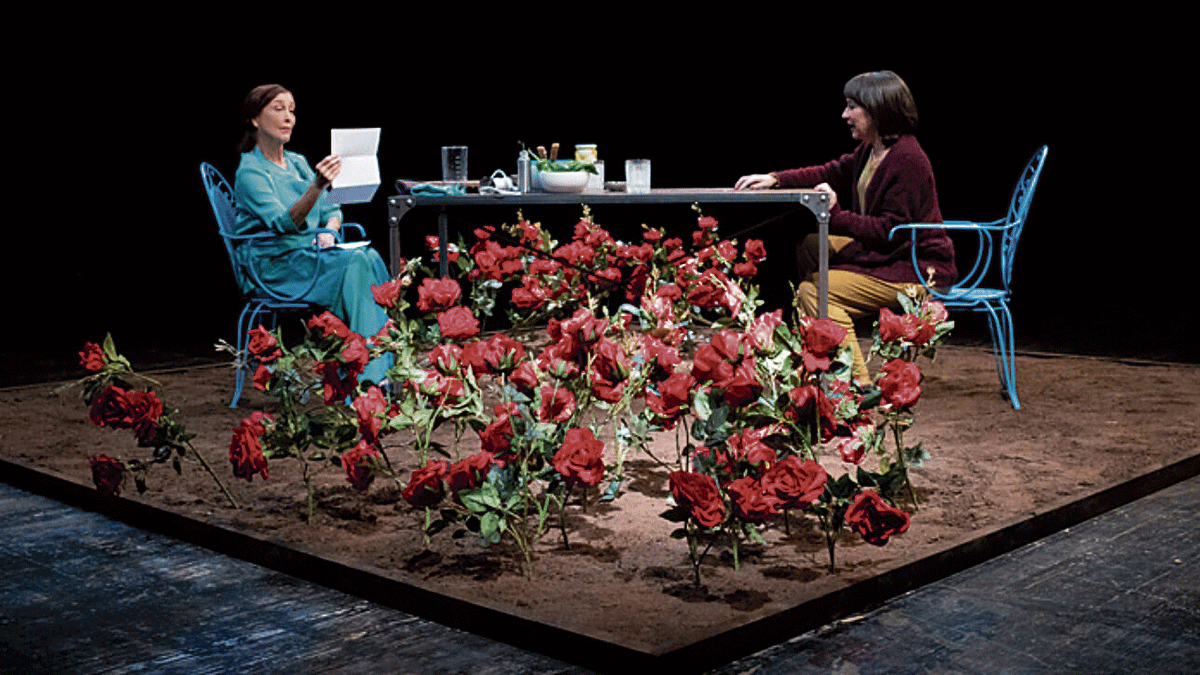 Verónica Forqué y Pilar Gómez en un momento de la representación de ‘Las cosas que sé que son verdad’, que este miércoles llega al Auditorio. | JAVIER NAVAL