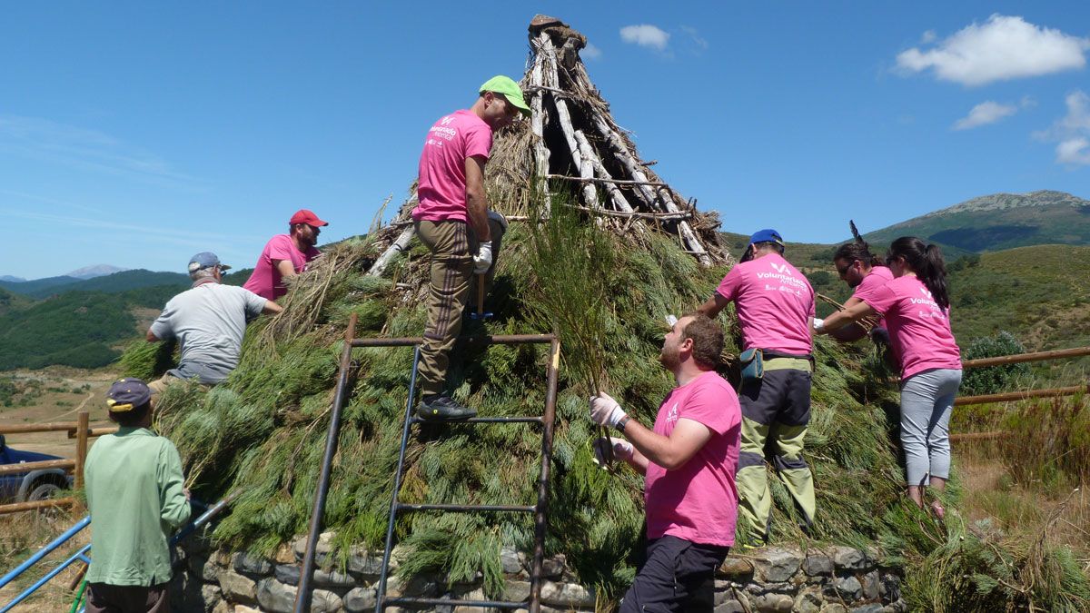 Imagen de los voluntarios que participaron en la restauración del chozo del puerto de Picones.