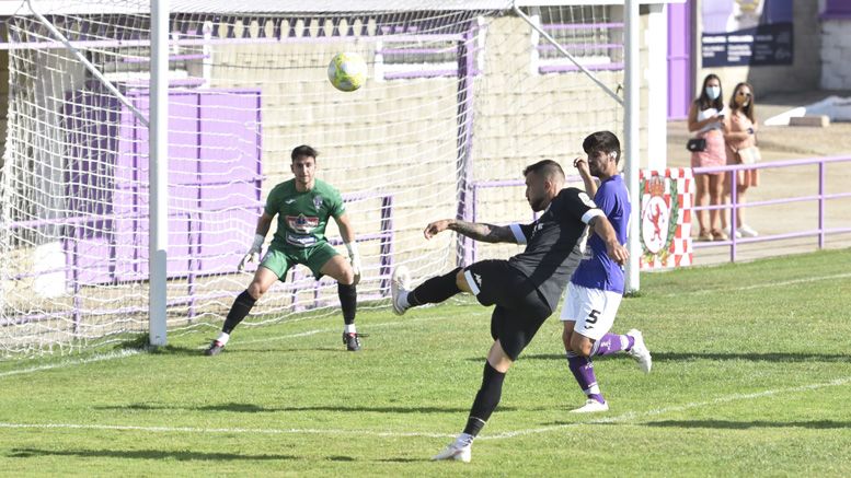 Dioni trata de rematar durante el partido en La Bañeza. | SAÚL ARÉN