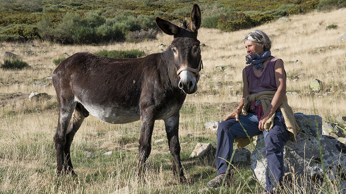 Marie sentada en una piedra de la majada Tronisco de Cofiñal con su inserparable ‘mochila con patas’, que así llama a ‘Rusó’ . | MAURICIO PEÑA