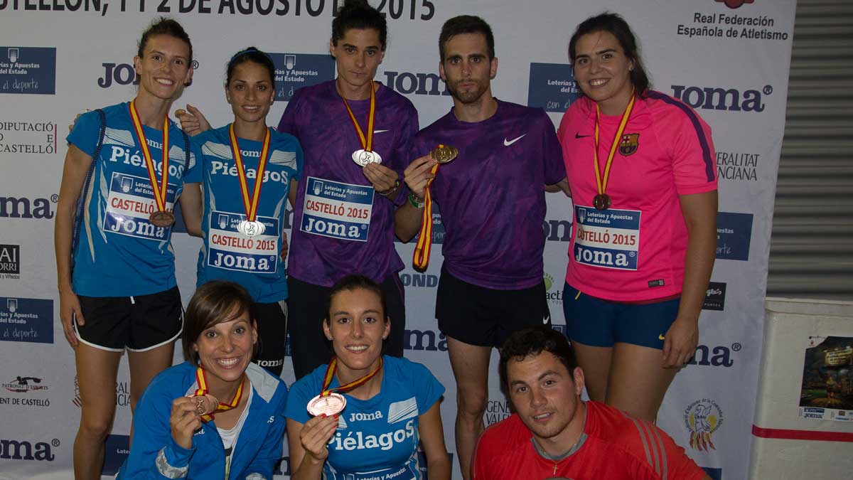 Foto de familia de algunos de los medallistas leoneses y otros que viven y entrenan en León como Sebas Martos o Diana Martín. | SPORTMEDIA