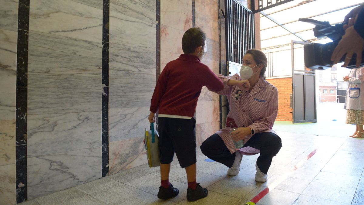 Primer día de clases de este curso en el Colegio Leonés de San Isidoro. | MAURICIO PEÑA