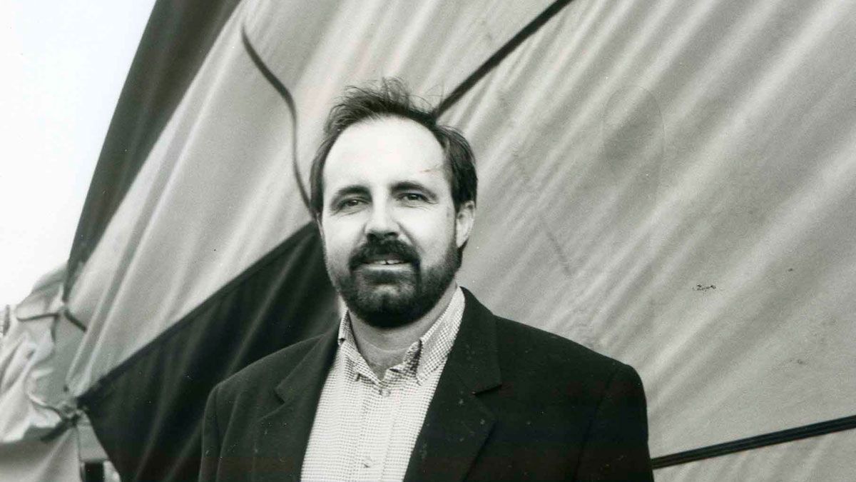 Retrato inédito de César Gavela en 1995, tras sobrevolar El Bierzo en globo.