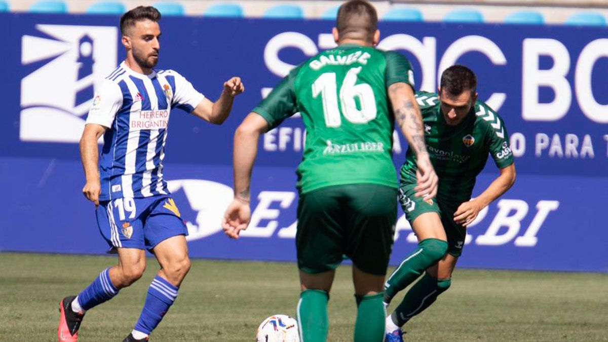 Doncel encara a un rival durante el debut liguero. | LALIGA