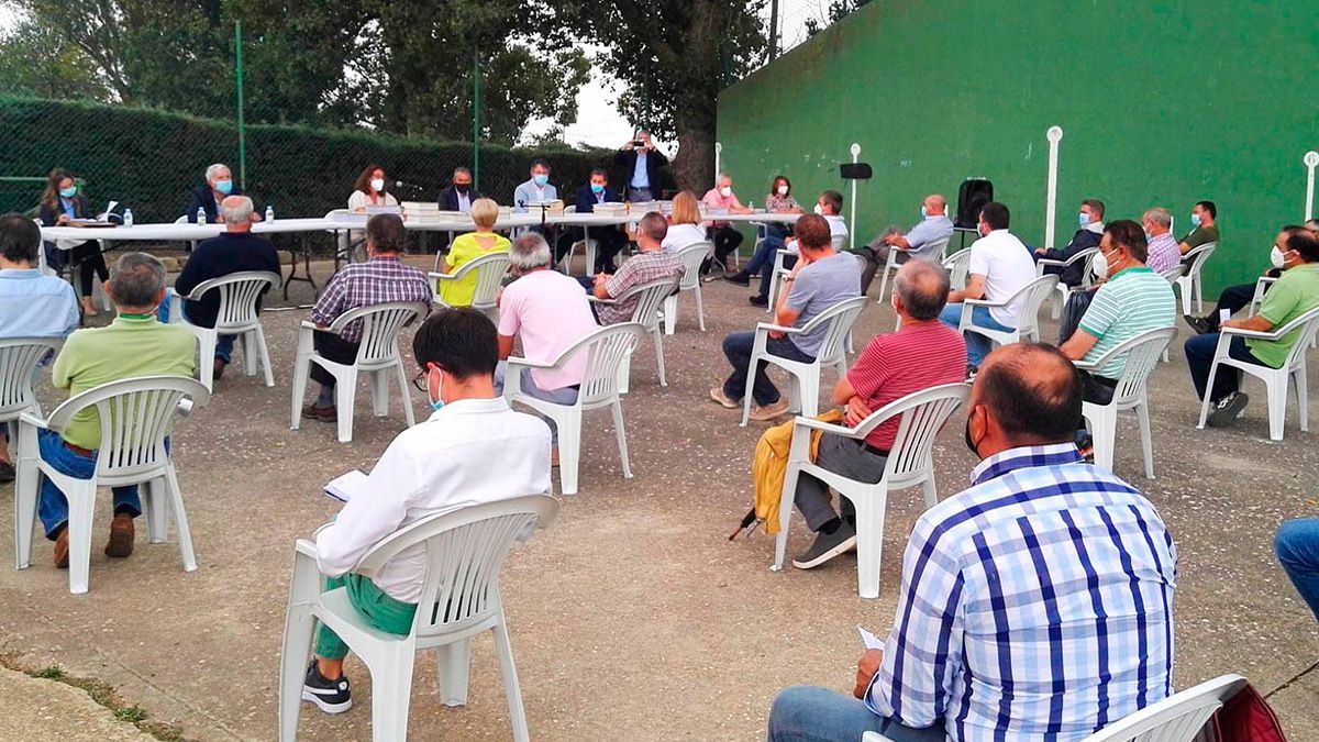 La directora general de Desarrollo Rural, María González, en Matanza de los Oteros con la Comisión Local de la Concentración de Los Oteros (León y Valladolid). | ICAL