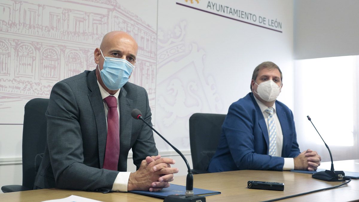 El alcalde de León, José Antonio Diez, y el presidente de Correos, Juan Manuel Serrano. | ICAL El alcalde de León, José Antonio Diez, y el presidente de Correos, Juan Manuel Serrano. | ICAL