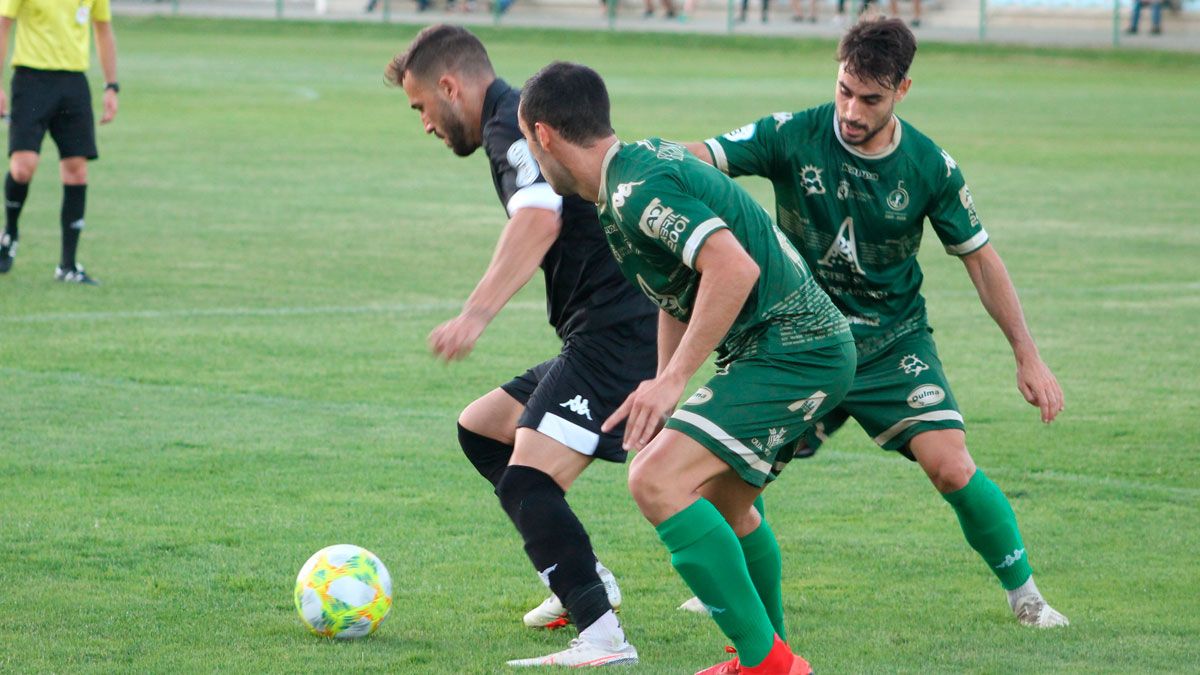 El Astorga, en la imagen en el amistoso ante la Cultural, será uno de los que persiga el ascenso. | CYD