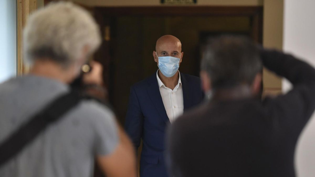 El alcalde de León, a su llegada a la comparecencia ante los medios. | SAÚL ARÉN El alcalde de León, a su llegada a la comparecencia ante los medios. | SAÚL ARÉN