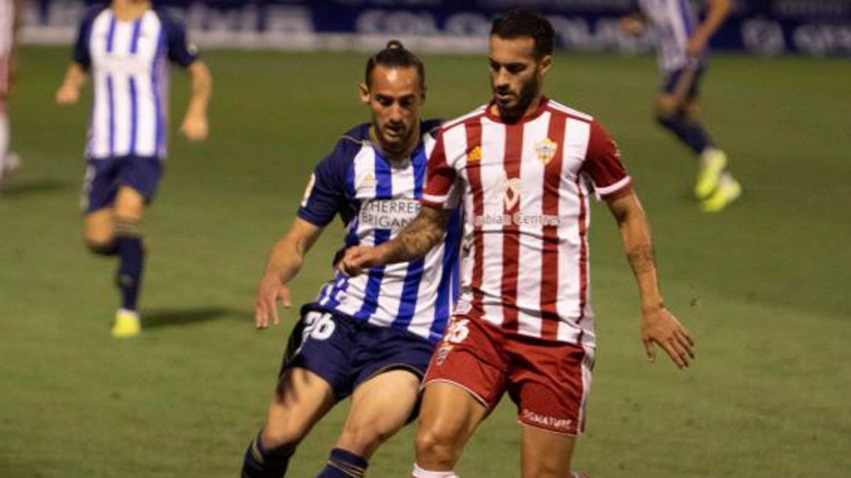 Navarro presiona a un rival en el choque de la salvación con el Almería. | LA LIGA
