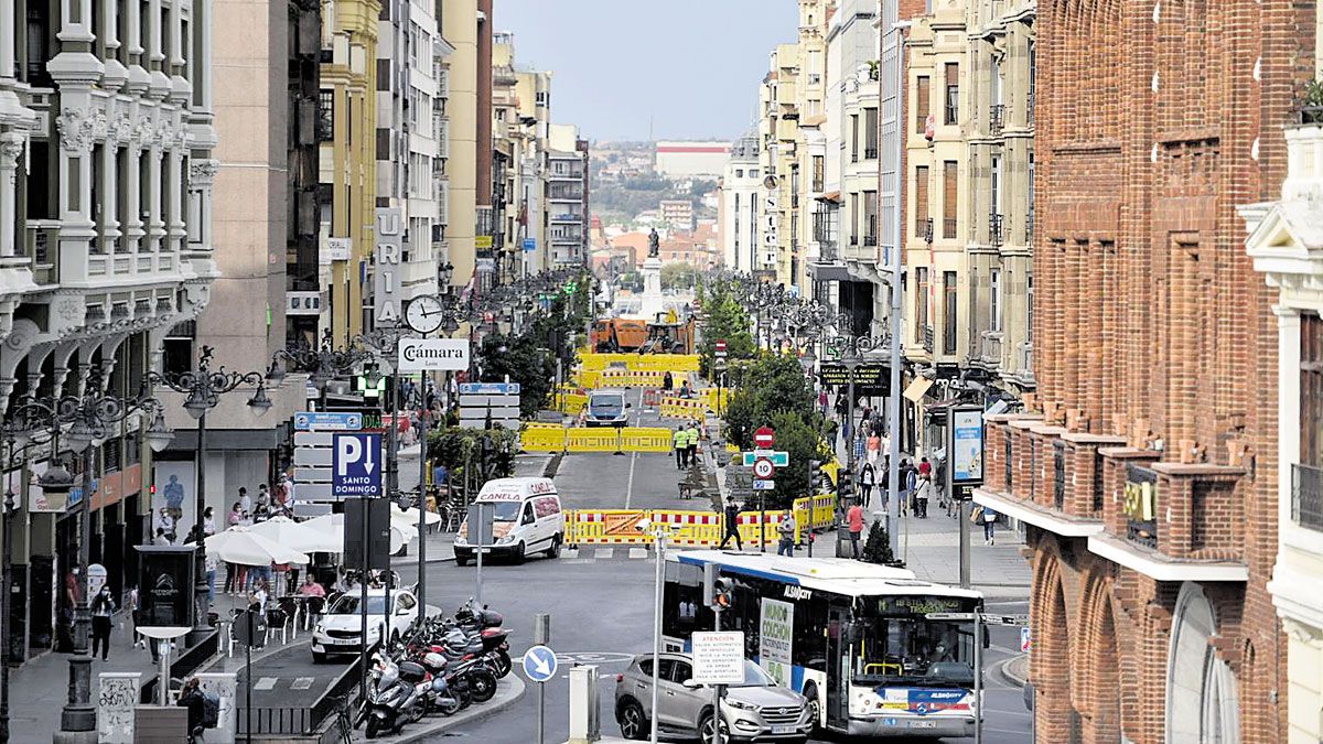 Vista general de las obras para la remodelación y peatonalización de Ordoño II. | SAÚL ARÉN Vista general de las obras para la remodelación y peatonalización de Ordoño II. | SAÚL ARÉN