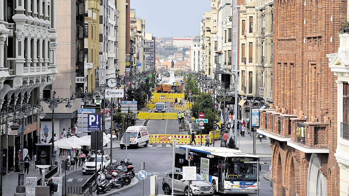 Vista general de las obras para la remodelación y peatonalización de Ordoño II. | SAÚL ARÉN