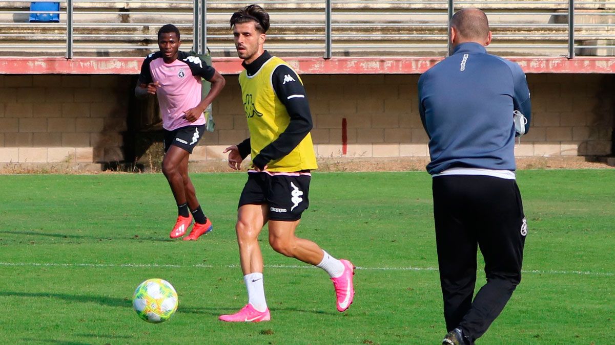 Cabello sigue las evoluciones de uno de sus delanteros, Héctor, durante el entrenamiento de este jueves. | CYD