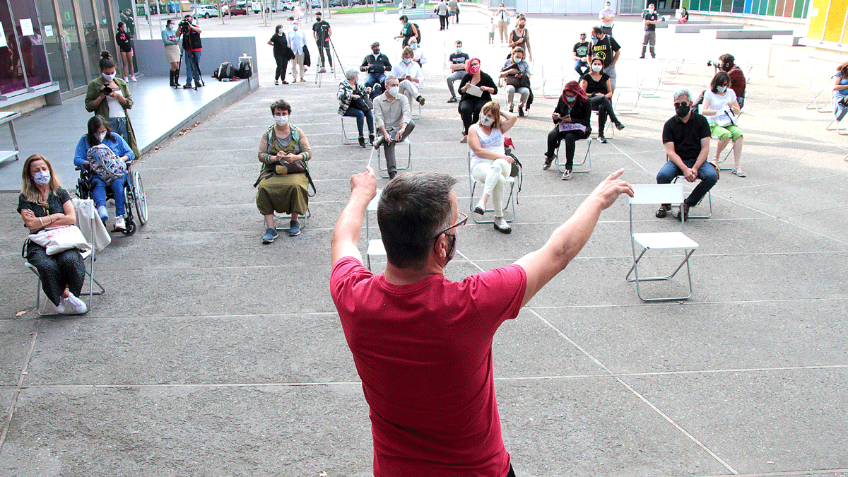 Alfredo Escapa, impulsor del proyecto, se dirige a algunos de los presentes en el encuentro. | PEIO GARCÍA (ICAL)