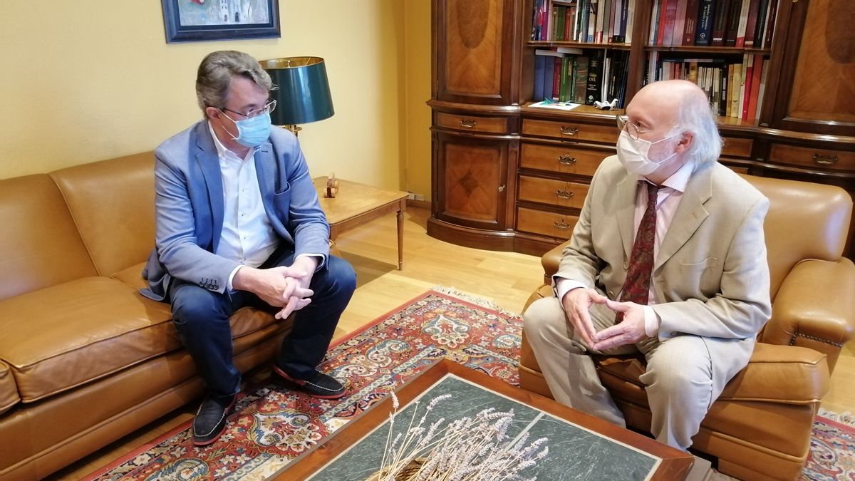 El delegado de la Junta se reunió con el director provincial de Educación. | L.N.C. El delegado de la Junta se reunió con el director provincial de Educación. | L.N.C.