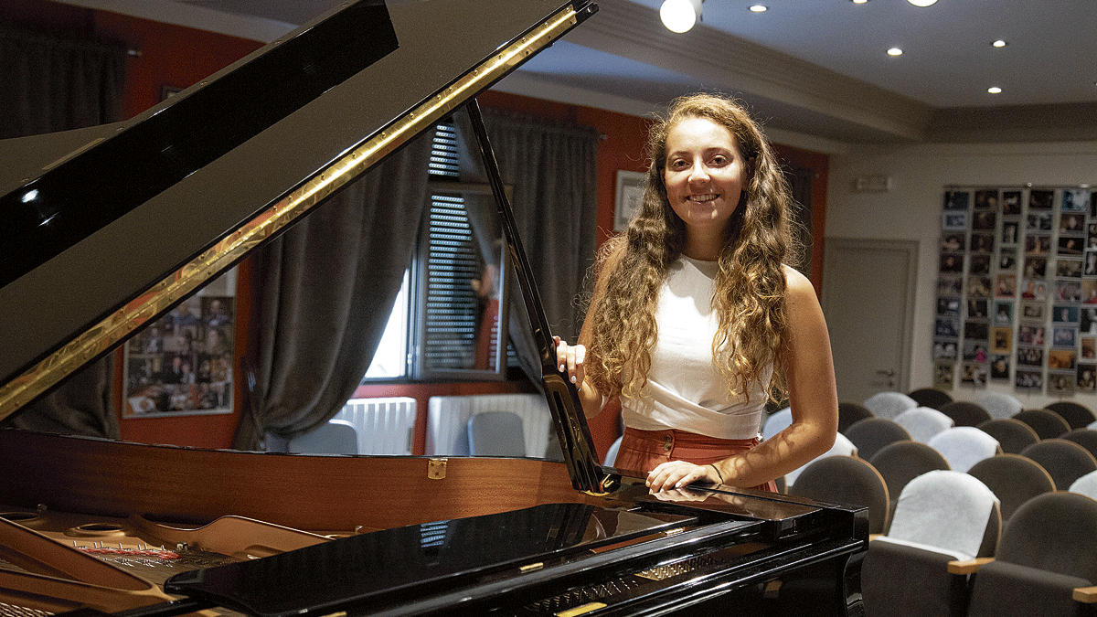 La joven pianista María Ibán Valbuena acompañará al barítono Juan Carlos Gutiérrez en el recital de este sábado en la sala Eutherpe. | MARÍA DÍEZ