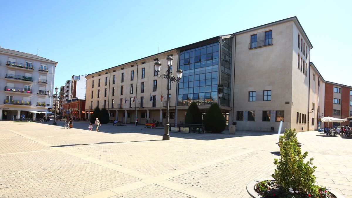 El instituto Gil y Carrasco, en la plaza del Ayuntamiento de Ponferrada. | C.S. (Ical)