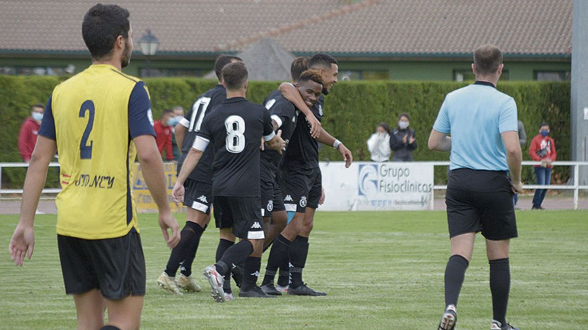 Kawaya celebra el gol que abría el marcador. | MAURICIO PEÑA Kawaya celebra el gol que abría el marcador. | MAURICIO PEÑA
