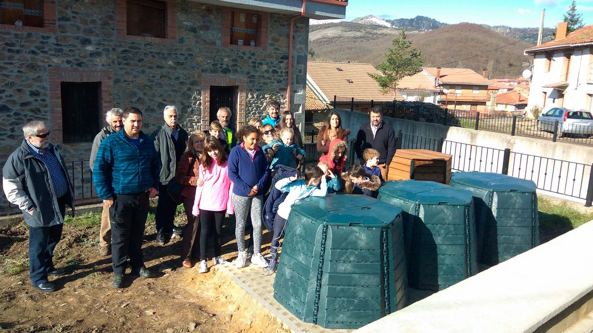 Vecinos de Prioro junto al sistema de compostaje de la localidad leonesa. | L.N.C.