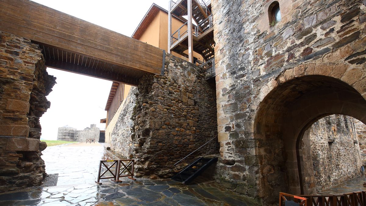 Imagen de una de las infraestructuras de la entrada en el Castillo de los Templarios
