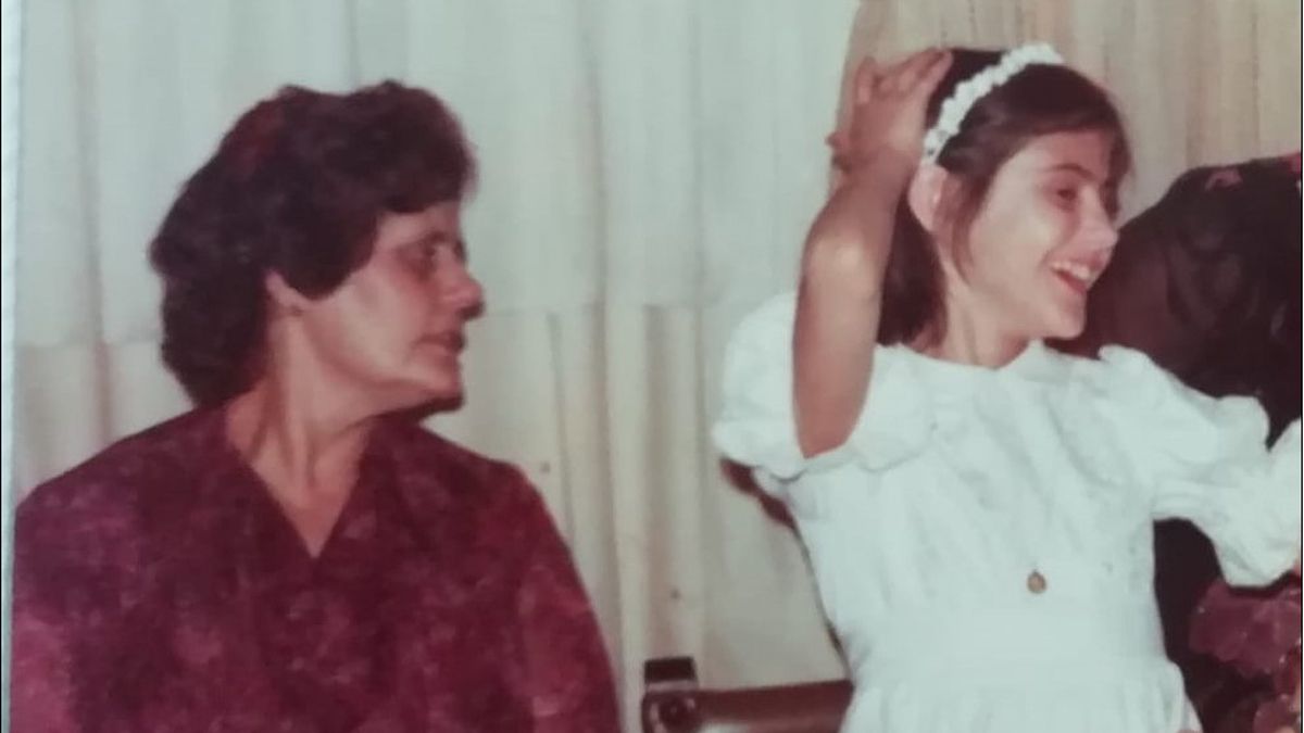 Ausencia y su hija Carmen, el día de su primera comunión, estando ya ingresada en el hospital.