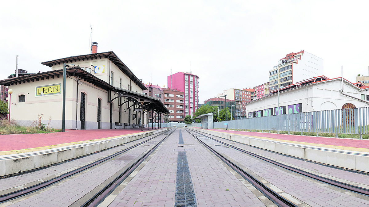 Hace nueve años que los andenes de la estación de Matallana no suponen el fin de trayecto para los trenes de Feve. | MAURICIO PEÑA