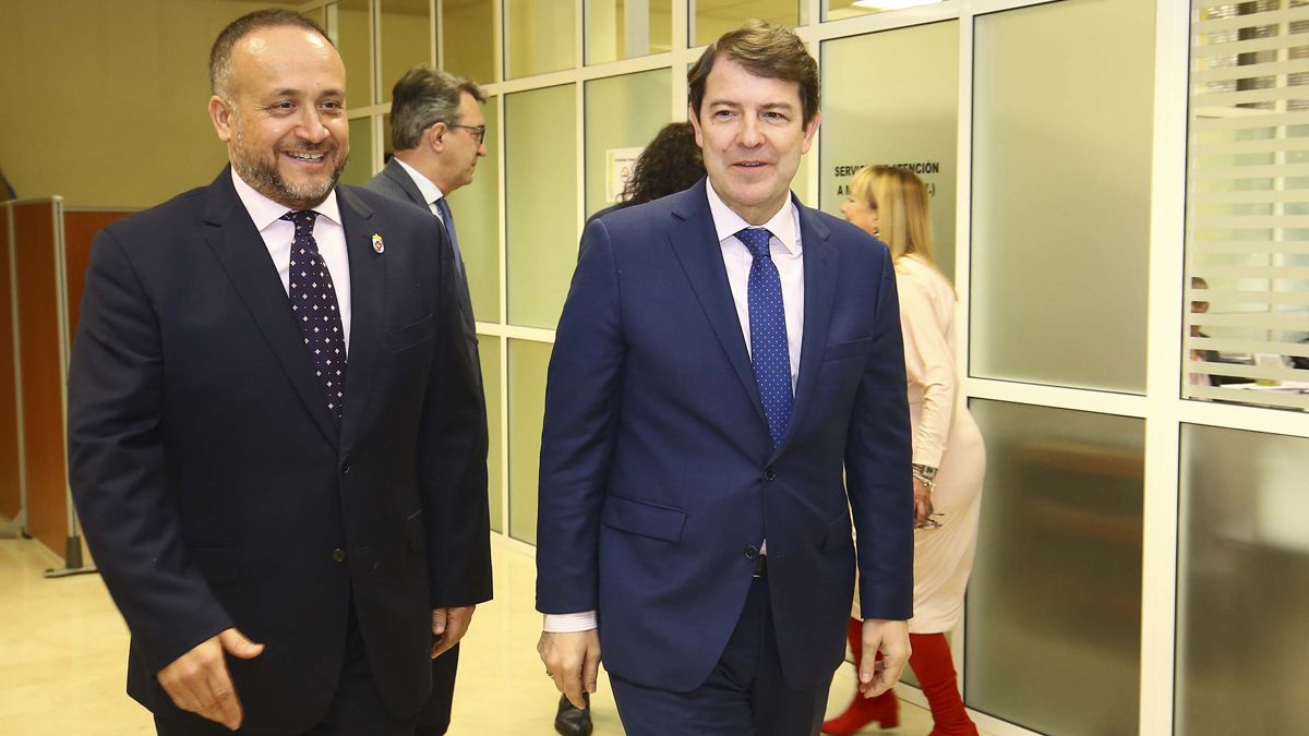 Gerardo A.Courel y el presidente de la Junta, Alfonso Fernández Mañueco, en su visita al Bierzo en febrero. | Ical
