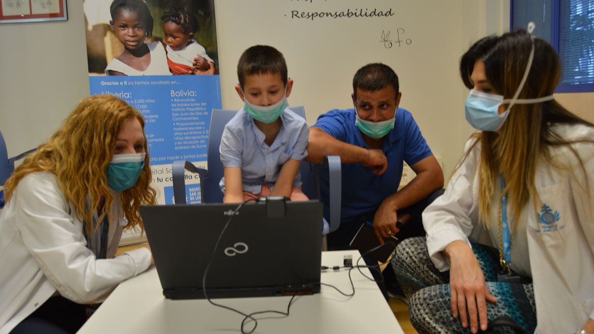 Personal del Hospital San Juan de Dios en una acción destinada a reducir la brecha digital entre menores. | L.N.C.