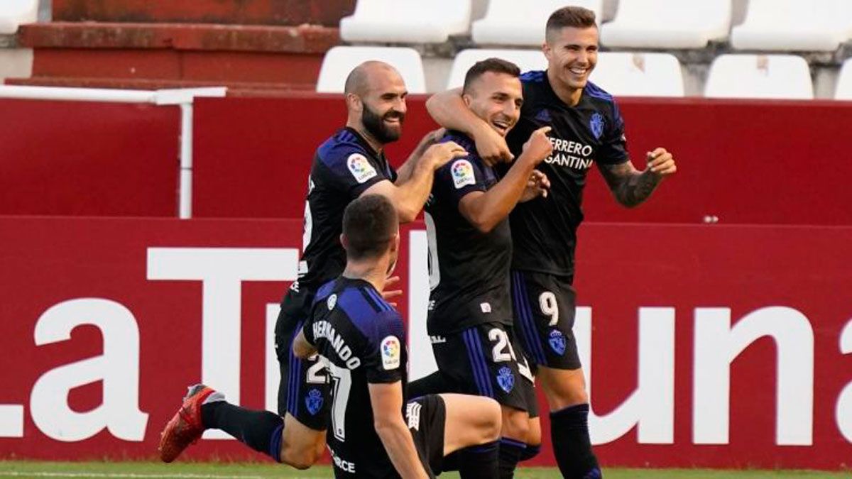 Pablo Valcarce celebra su gol señalando a Kaxe, que le dio el pase, y con Manu Hernando y Paris acudiendo a abrazarles. | LALIGA