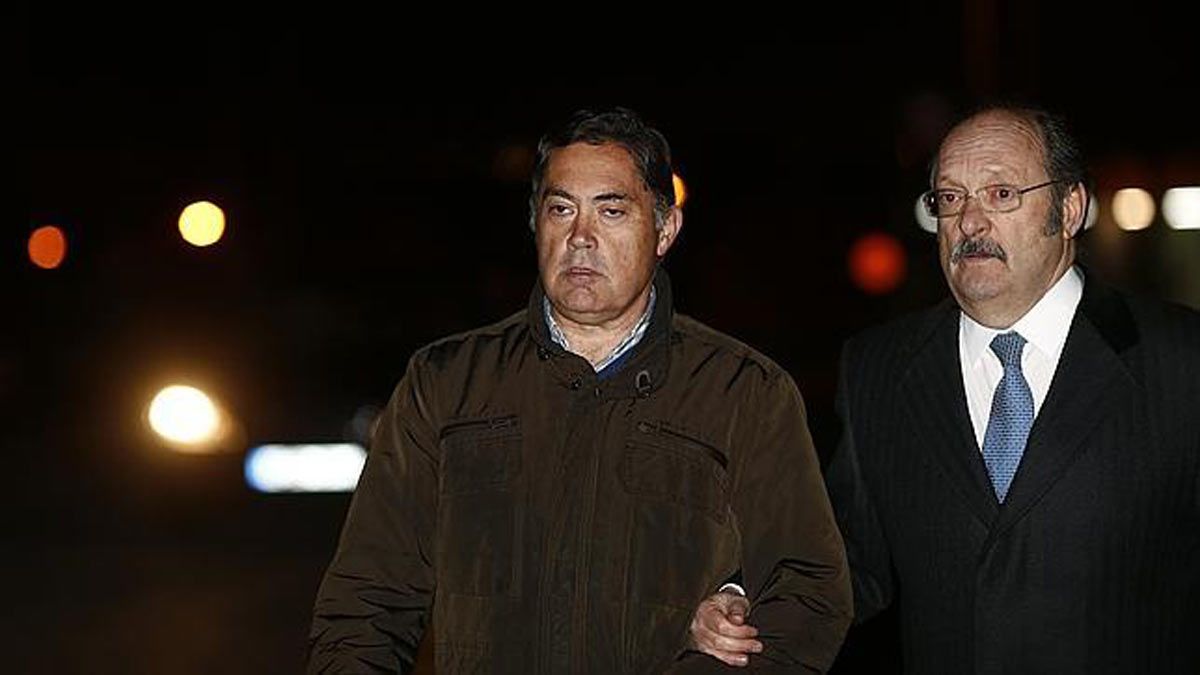 Marcos Martínez Barazón, al salir de la cárcel en diciembre de 2014 tras pagar una fianza de 30.000 euros, con su abogado. | ABC