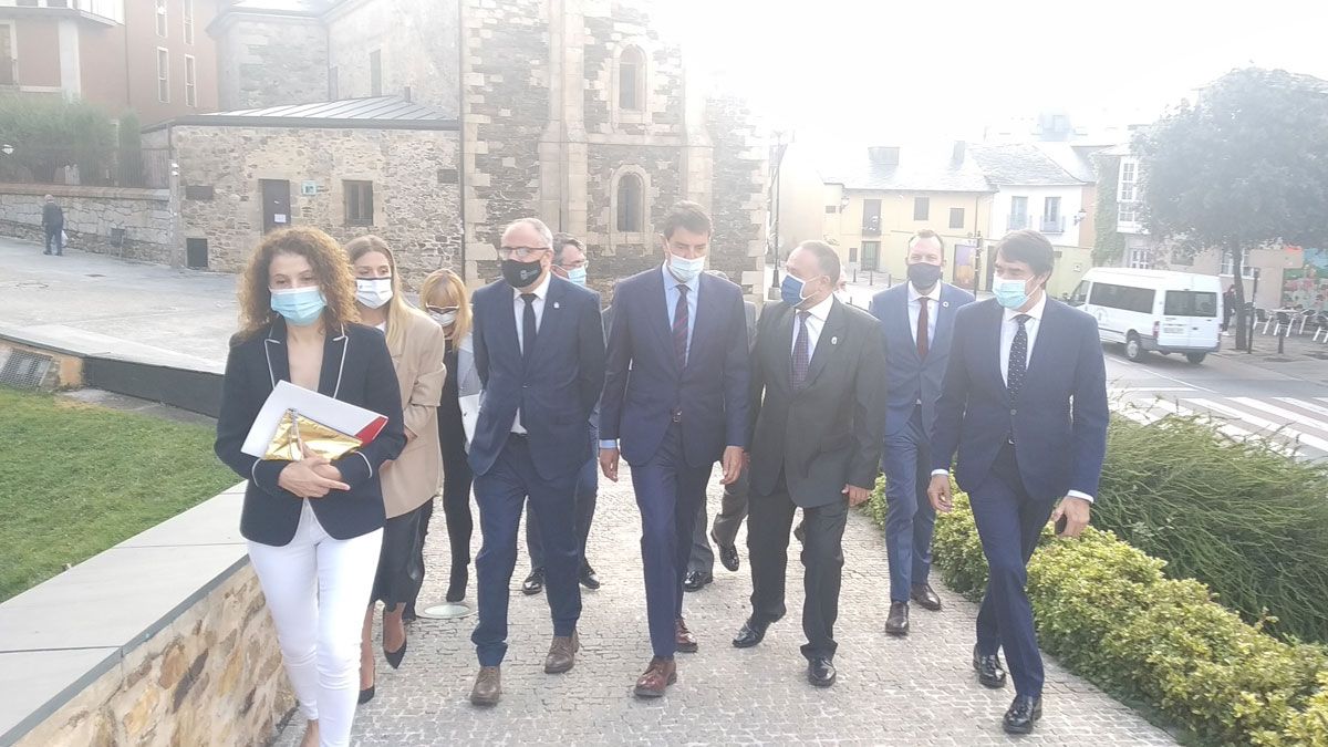 Participantes en la reunión que se mantuvo en el Castillo de los Templarios entre Junta, Diputación y Consejo Comarcal. | M.I.