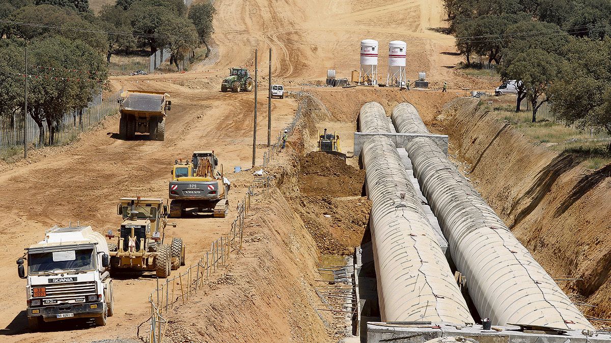 Obras del Canal Bajo de los Payuelos en la localidad de Santas Martas. | ICAL