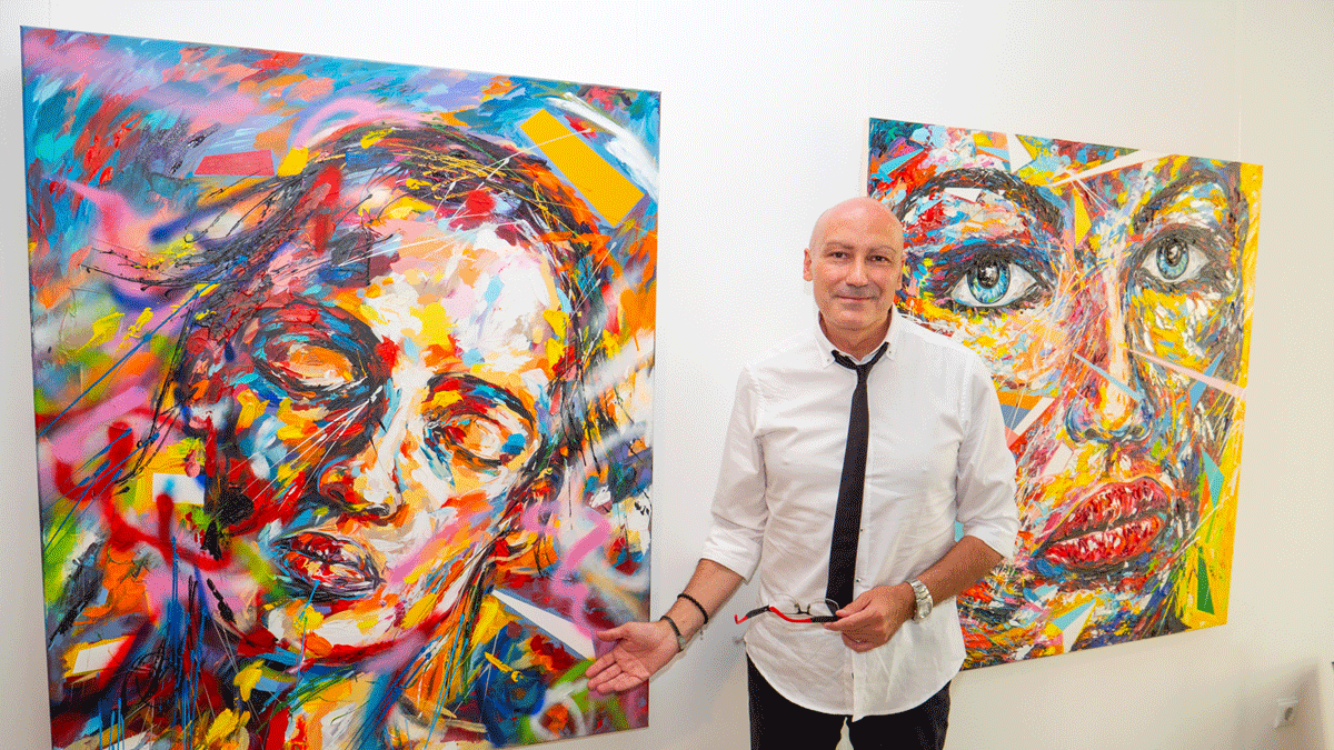El artista zamorano José Luis García Fincias ante dos de sus obras. | VICENTE GARCÍA