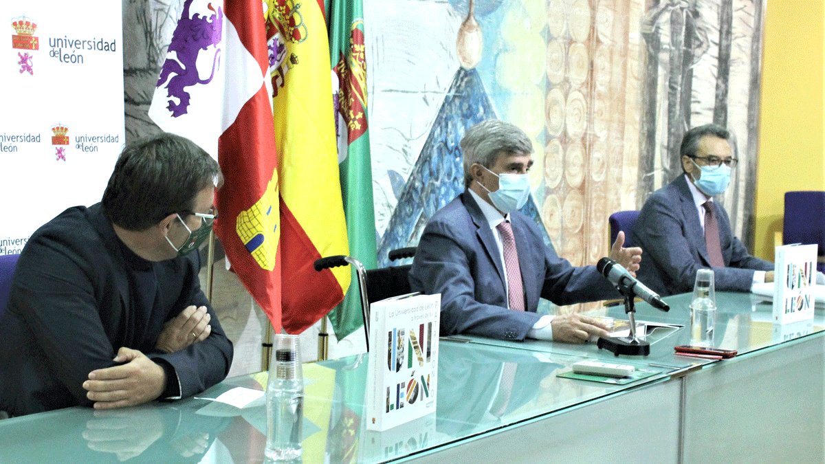 El rector Juan Francisco García Marín presidió la presentación del libro.