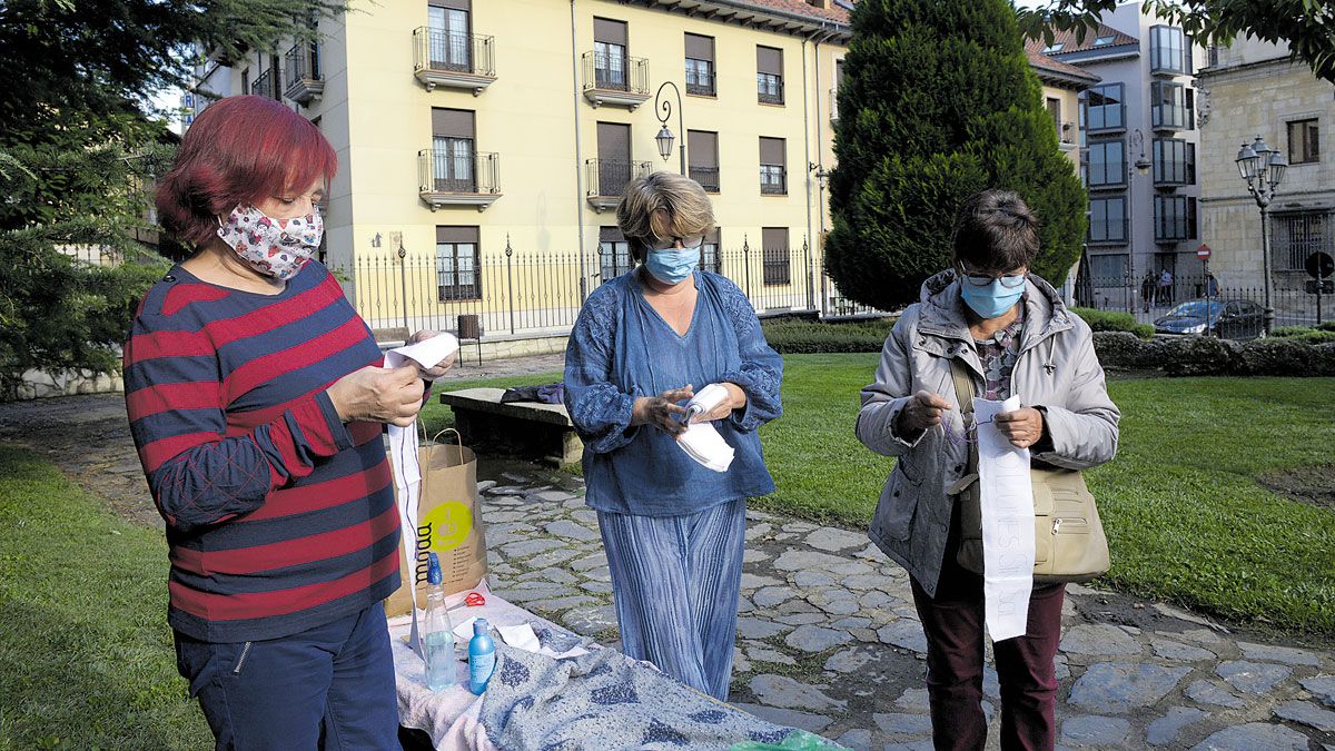 Tres de las mujeres que participaron este lunes en la acción conmemorativa. | MAURICIO PEÑA Tres de las mujeres que participaron este lunes en la acción conmemorativa. | MAURICIO PEÑA