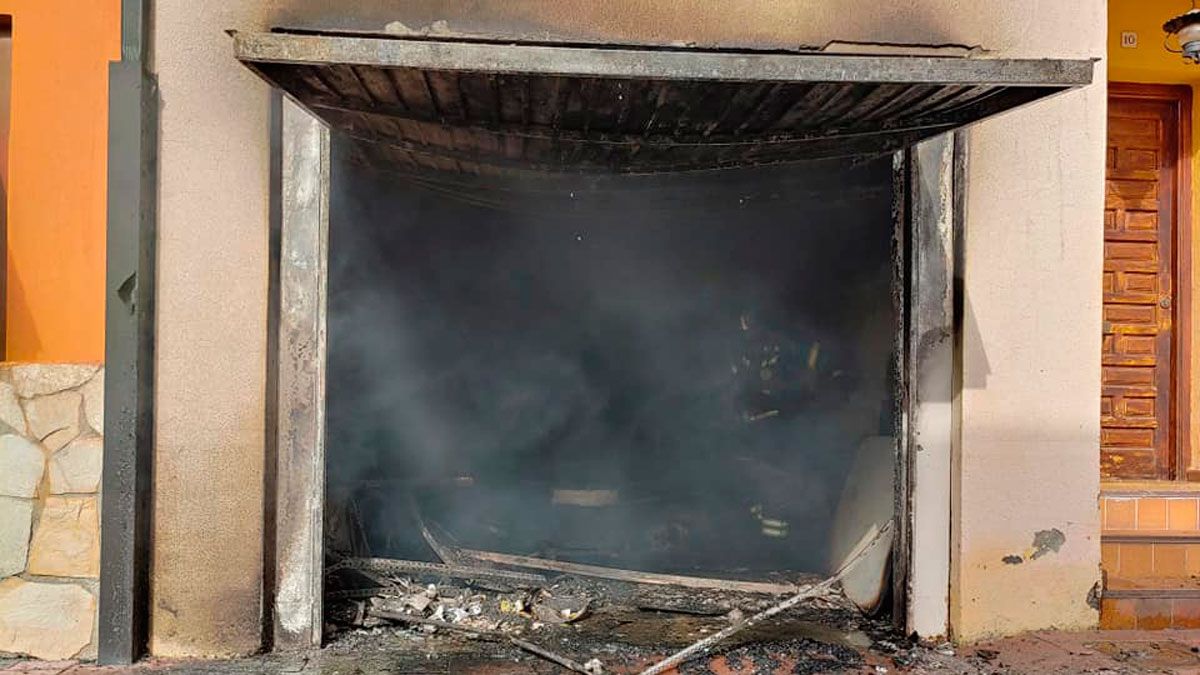 El bajo quedó muy dañado por las llamas. | BOMBEROS PONFERRADA