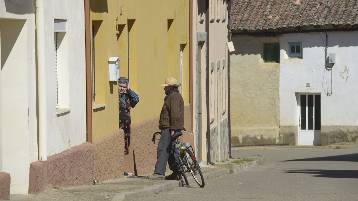 Dos vecinos de la localidad de Villaverde de Arcayos. | MAURICIO PEÑA