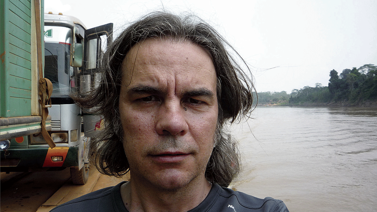 Autorretrato de Gabriel Quindós en el río Madre de Dios, en Bolivia.