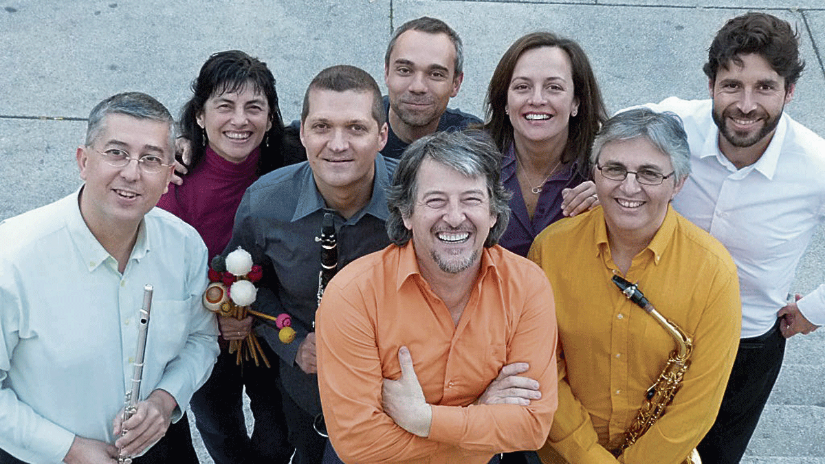 Los ocho componentes del grupo Cosmos 21 que tiene como director al también compositor Carlos Galán.