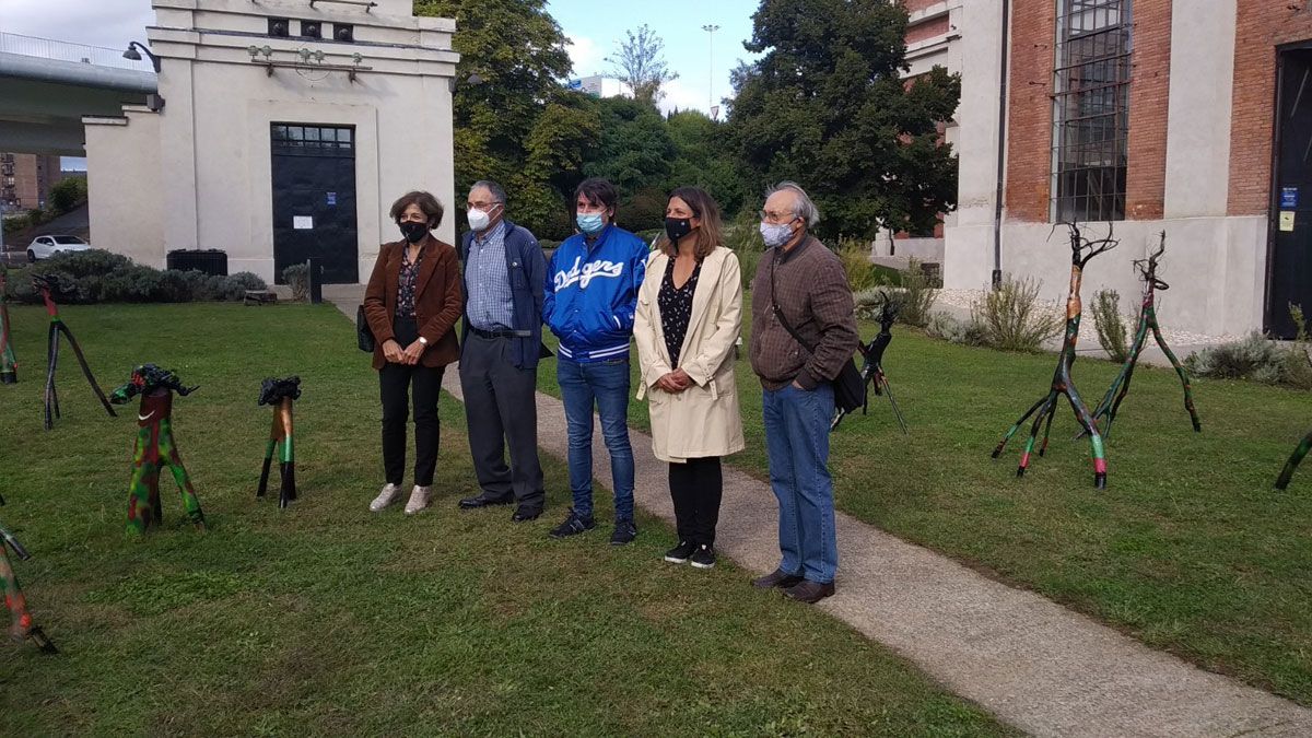 Los autores con la concejala y la directora del Museo frente a algunas de las obras. | M.I.