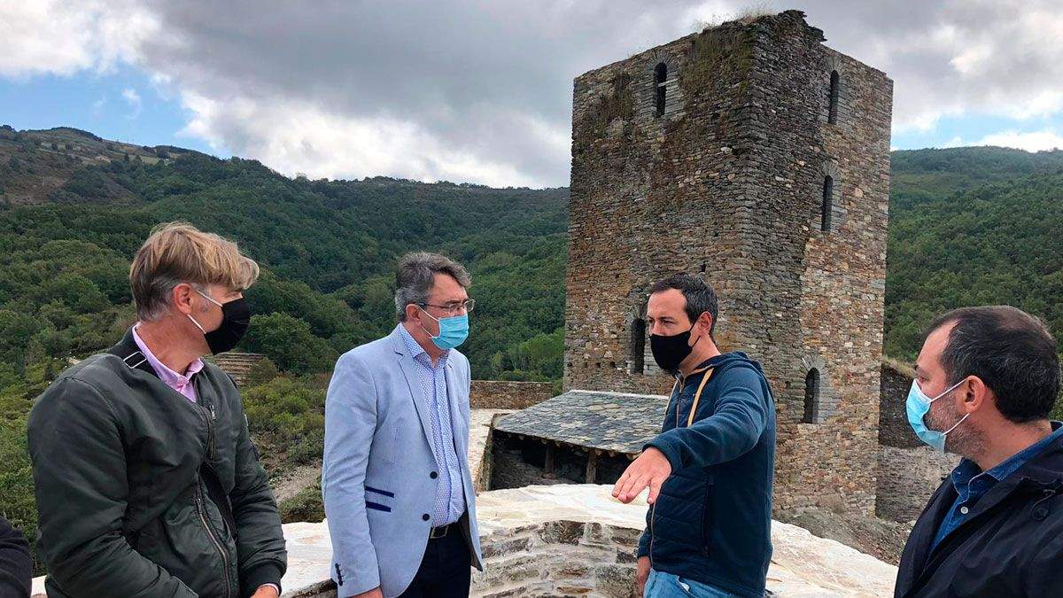 Visita de Majo al castillo de Balboa para establecer la firma de inicio de las obras.