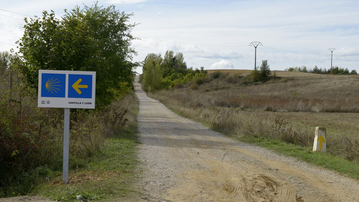 Cartel con el que se encuentran los peregrinos cuando circulan entre Arcahueja y Valdefresno | MAURICIO PEÑA