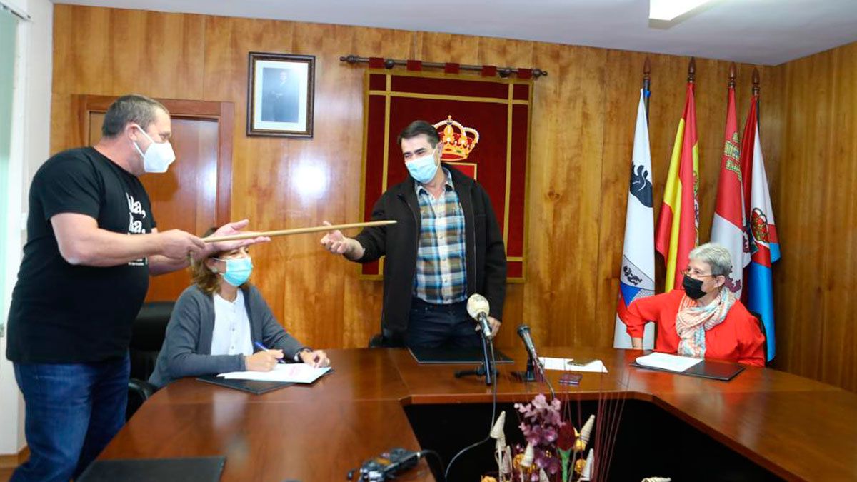 Gabino Colinas le da el bastón de mando a José Antonio Álvarez y pasa a ocupar sus cargos.